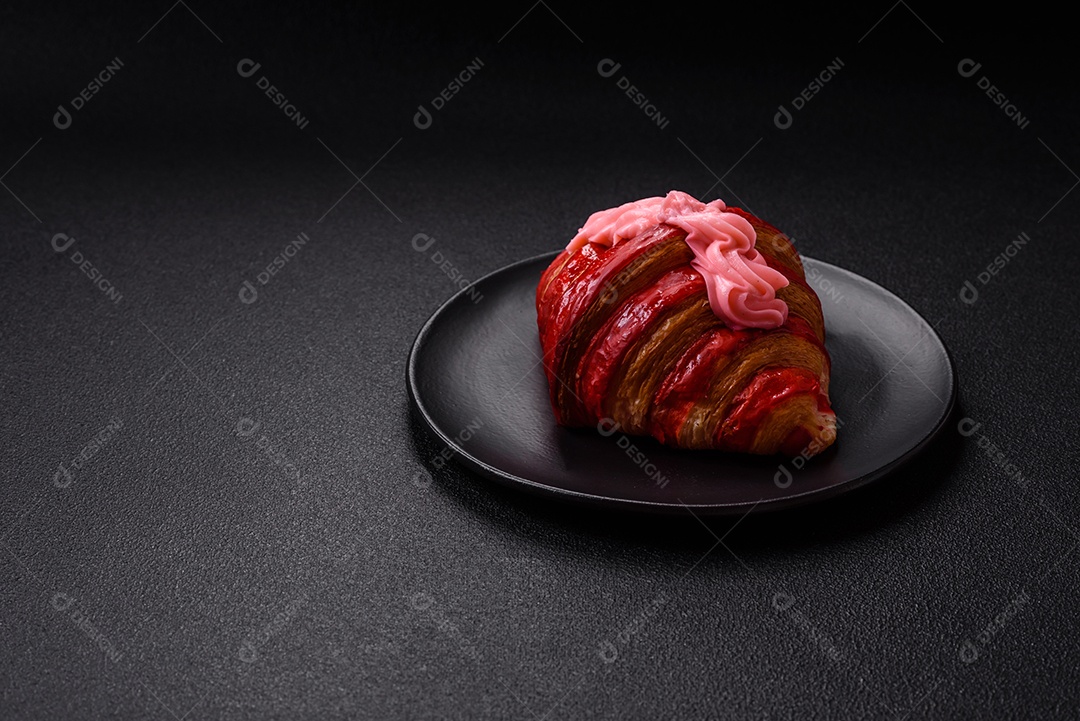 Croissant com morangos frescos