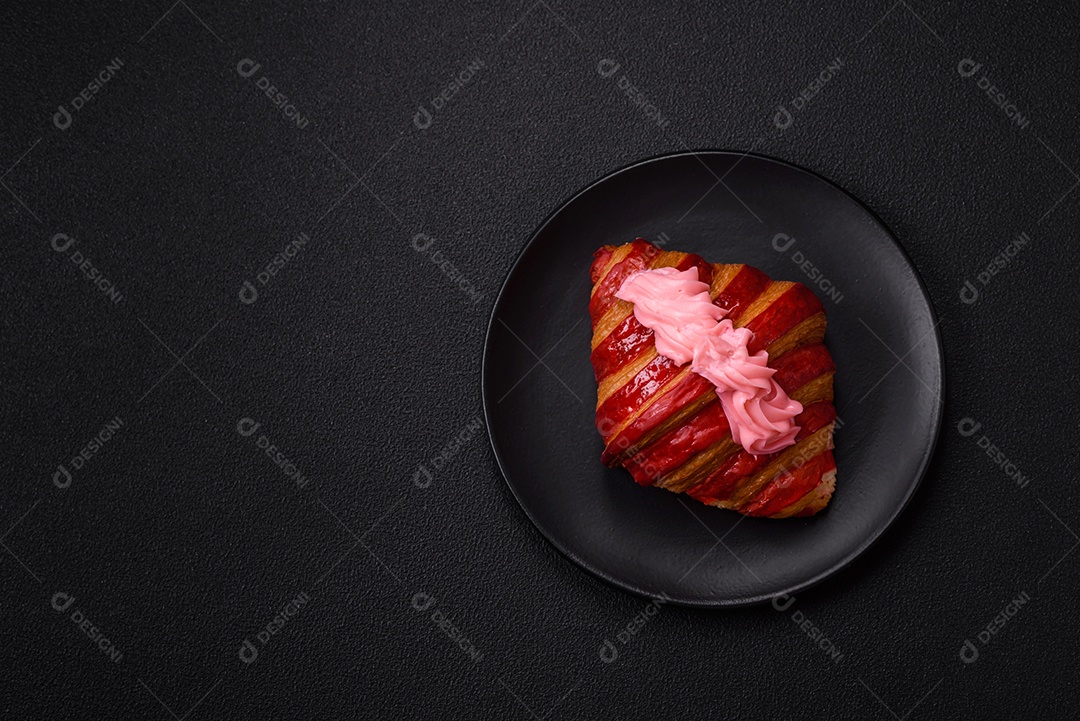 Croissant com morangos frescos