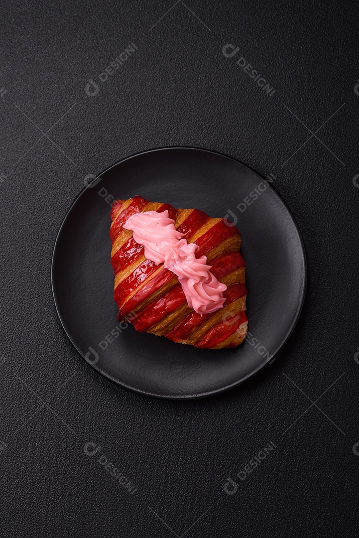 Croissant com morangos frescos