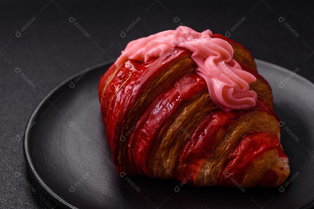 Croissant com morangos frescos