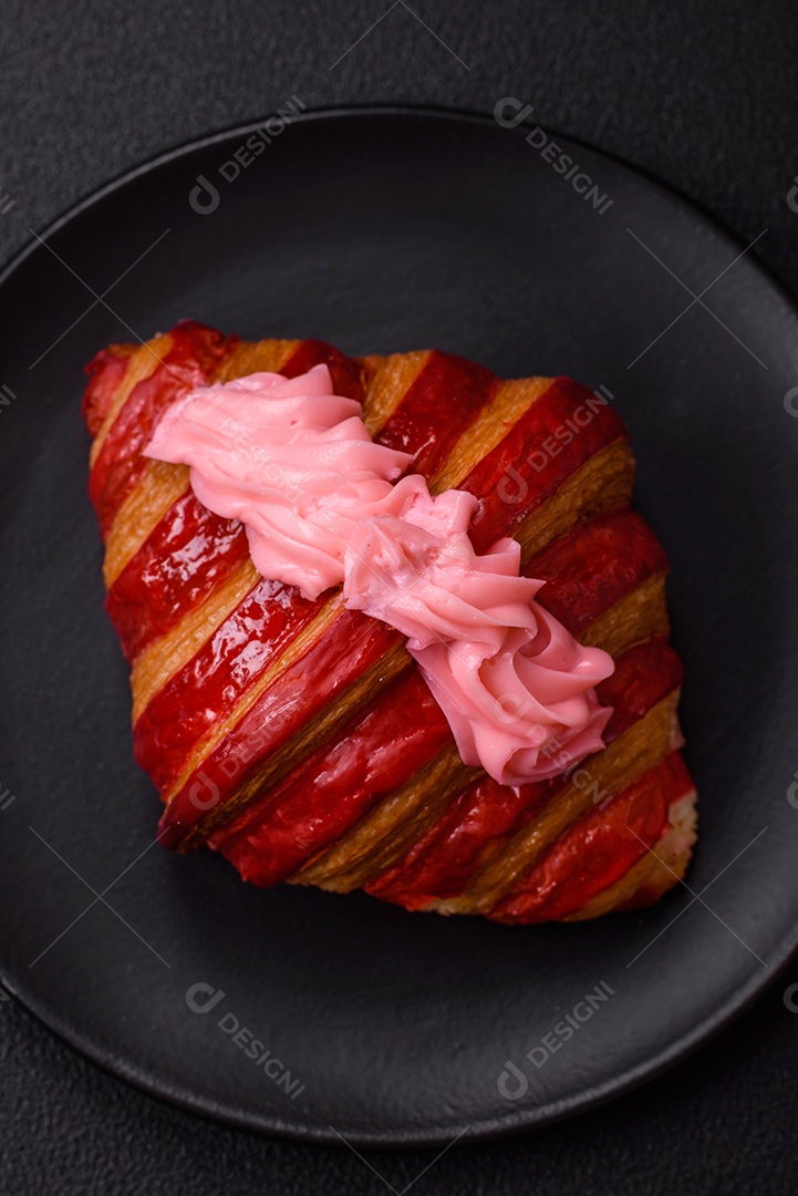 Croissant com morangos frescos