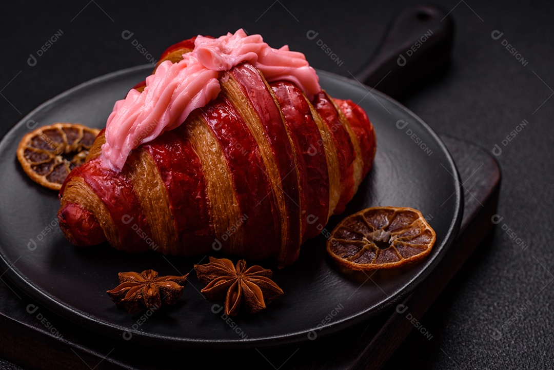 Croissant com morangos frescos