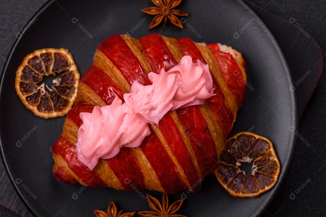 Croissant com morangos frescos