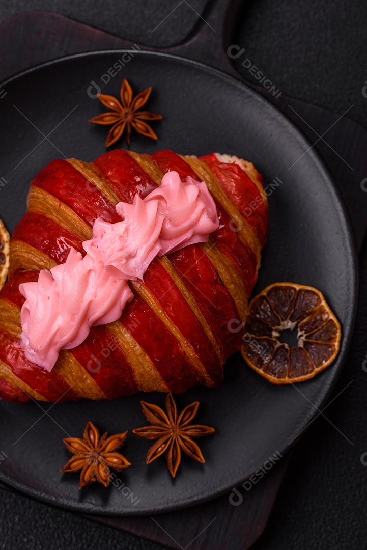 Croissant com morangos frescos