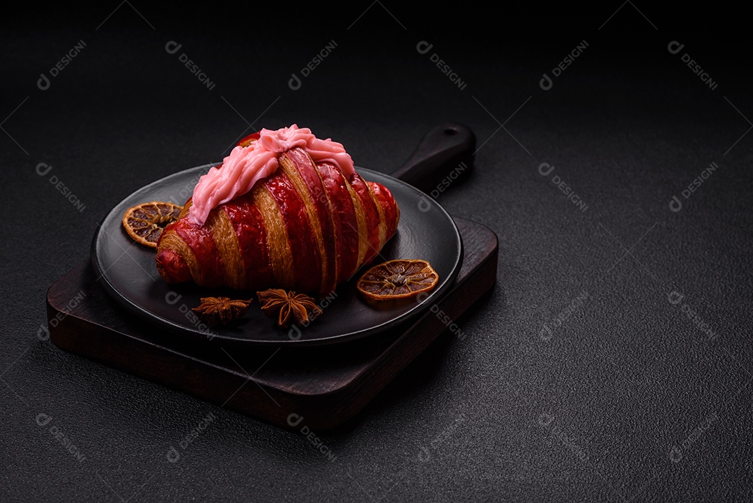 Croissant com morangos frescos