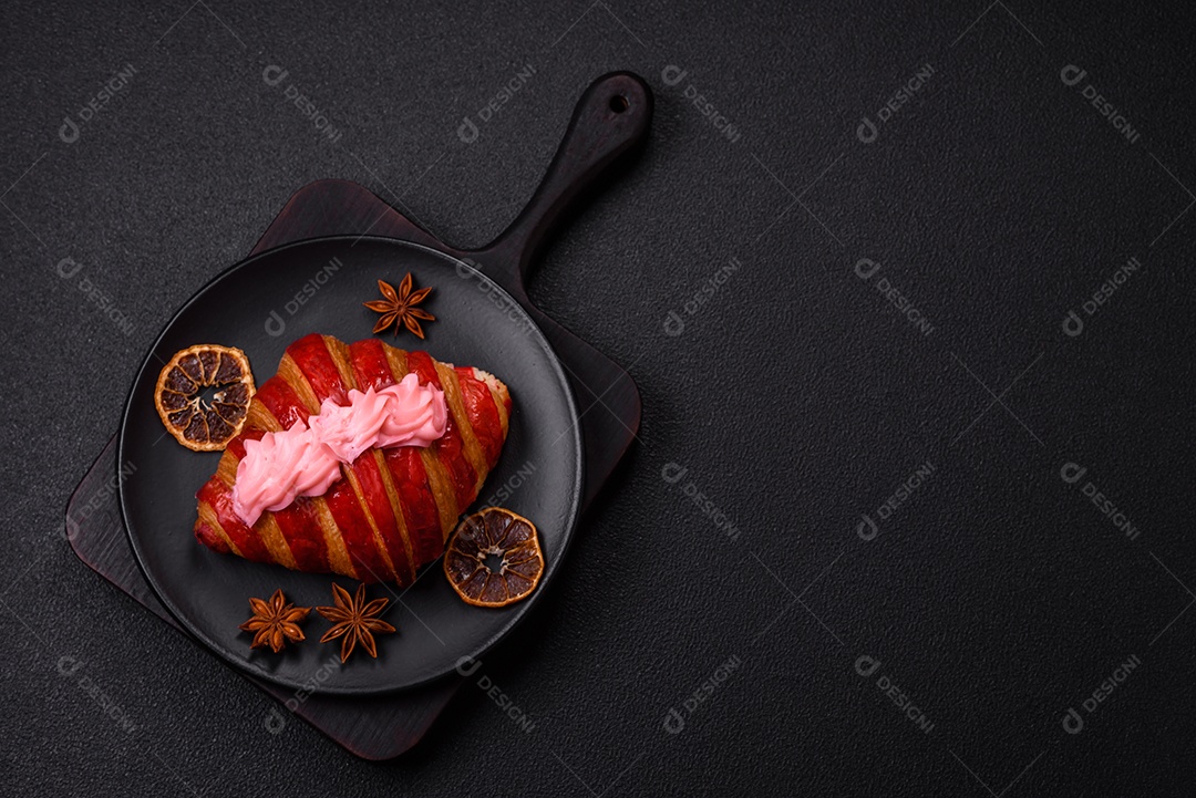 Croissant com morangos frescos