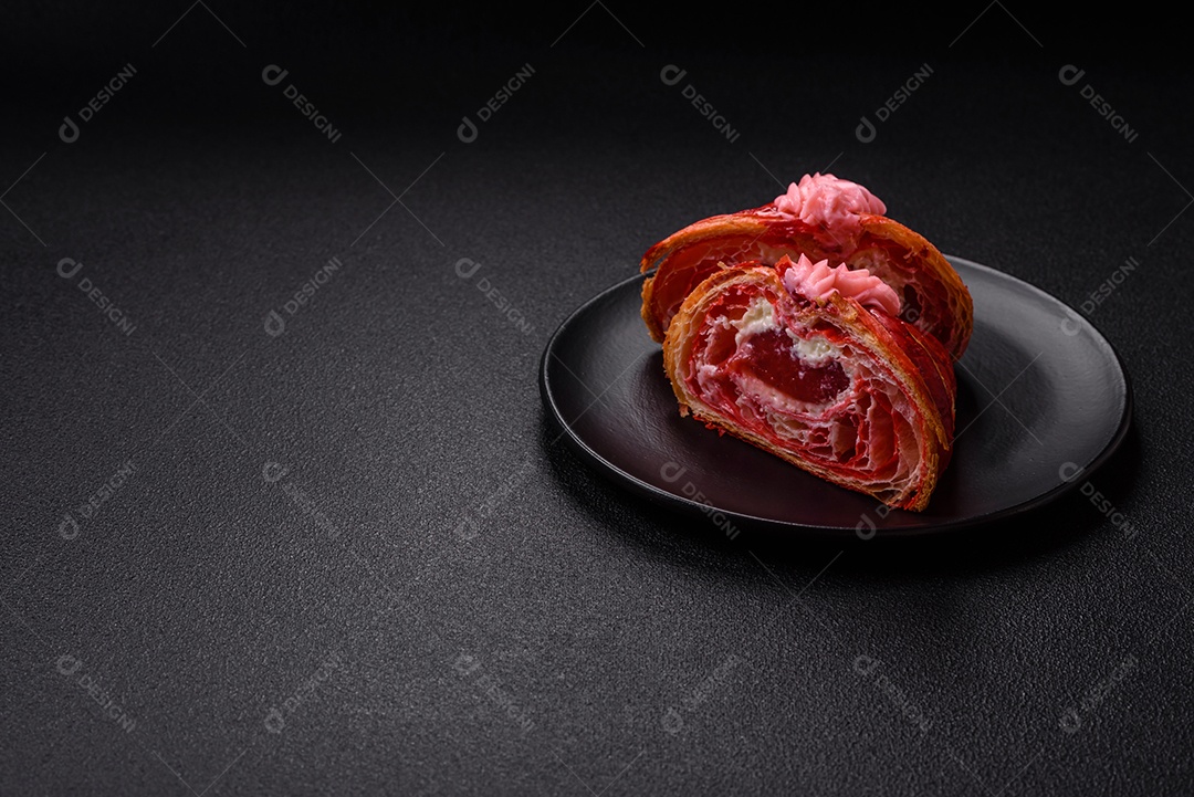 Croissant com morangos frescos