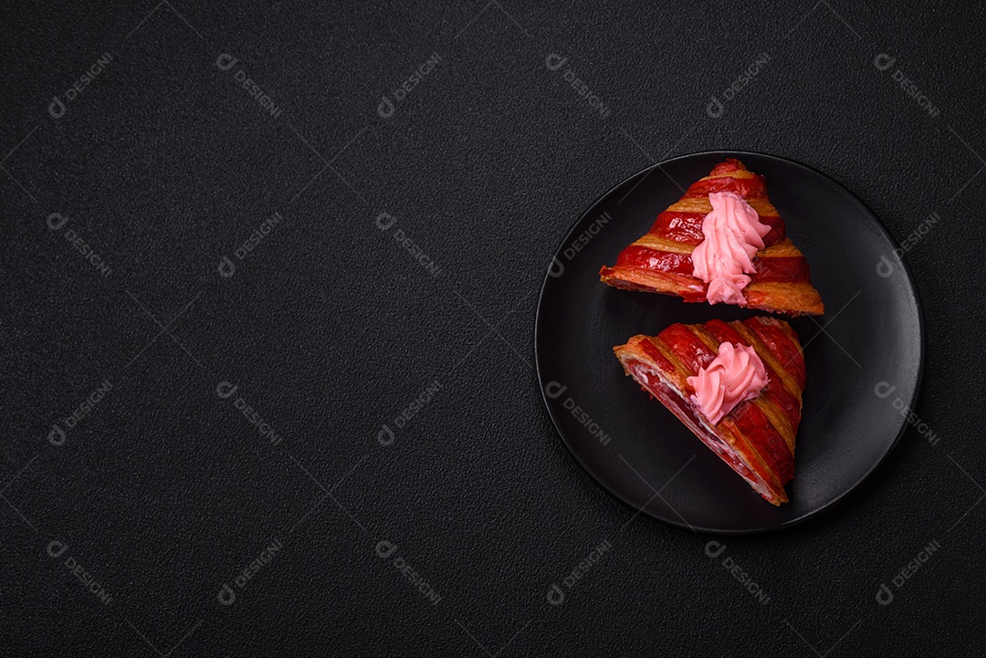 Croissant com morangos frescos