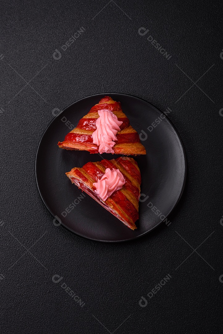 Croissant com morangos frescos