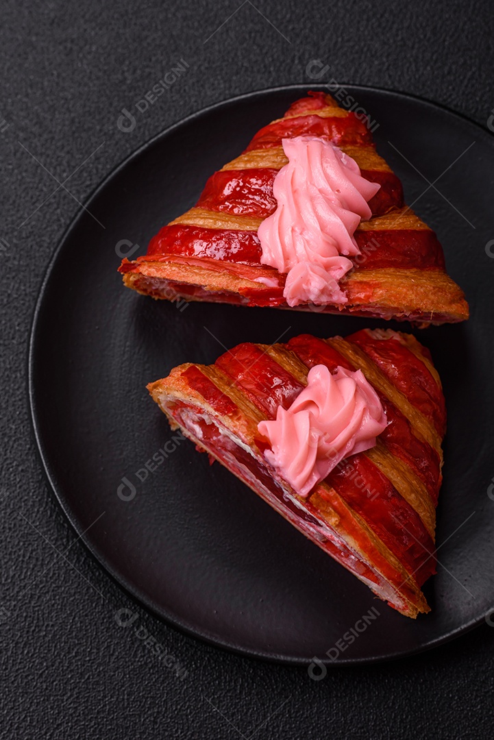 Croissant com morangos frescos