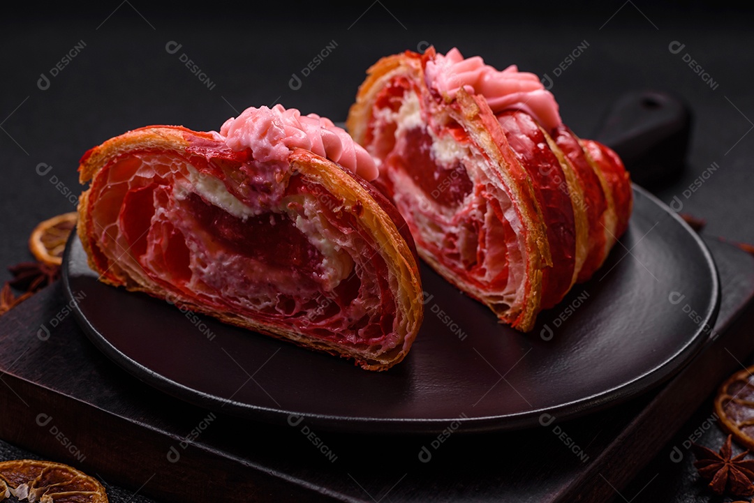 Croissant com morangos frescos