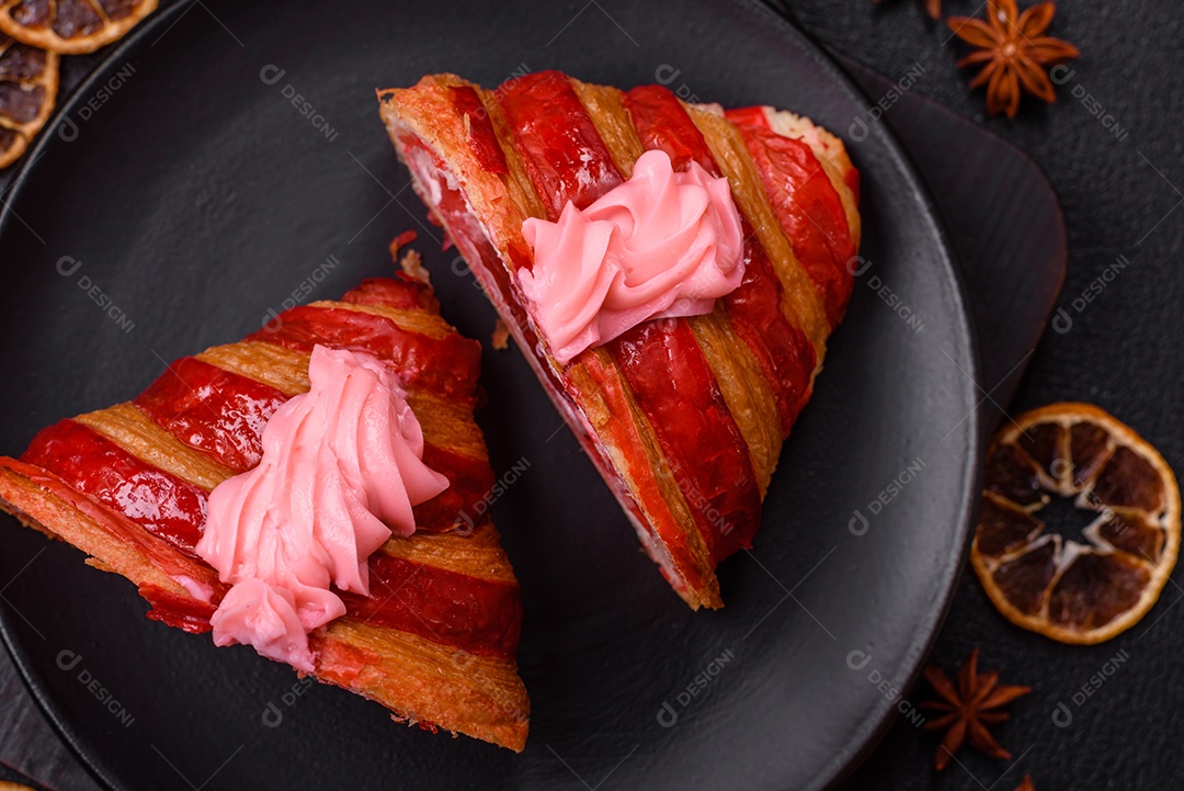 Croissant com morangos frescos