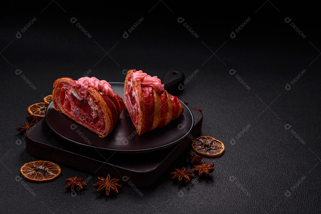Croissant com morangos frescos