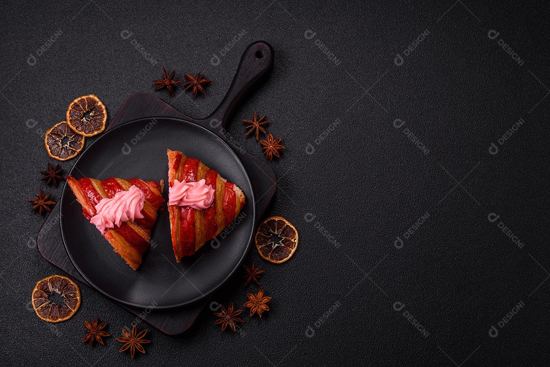 Croissant com morangos frescos