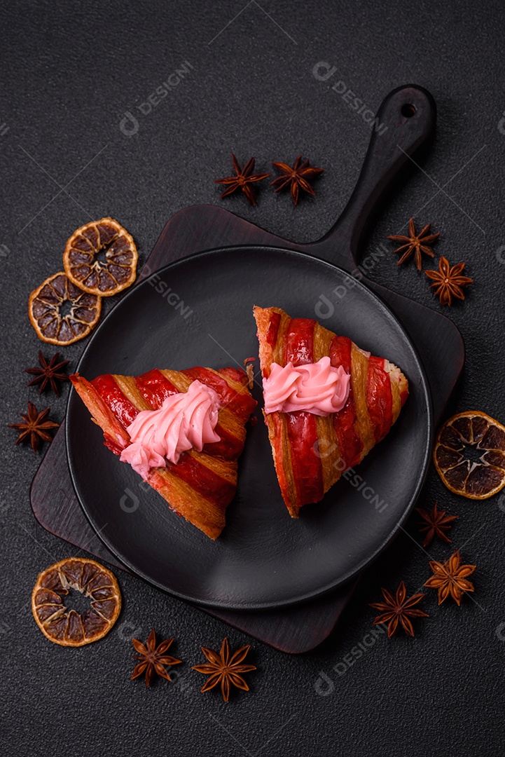 Croissant com morangos frescos