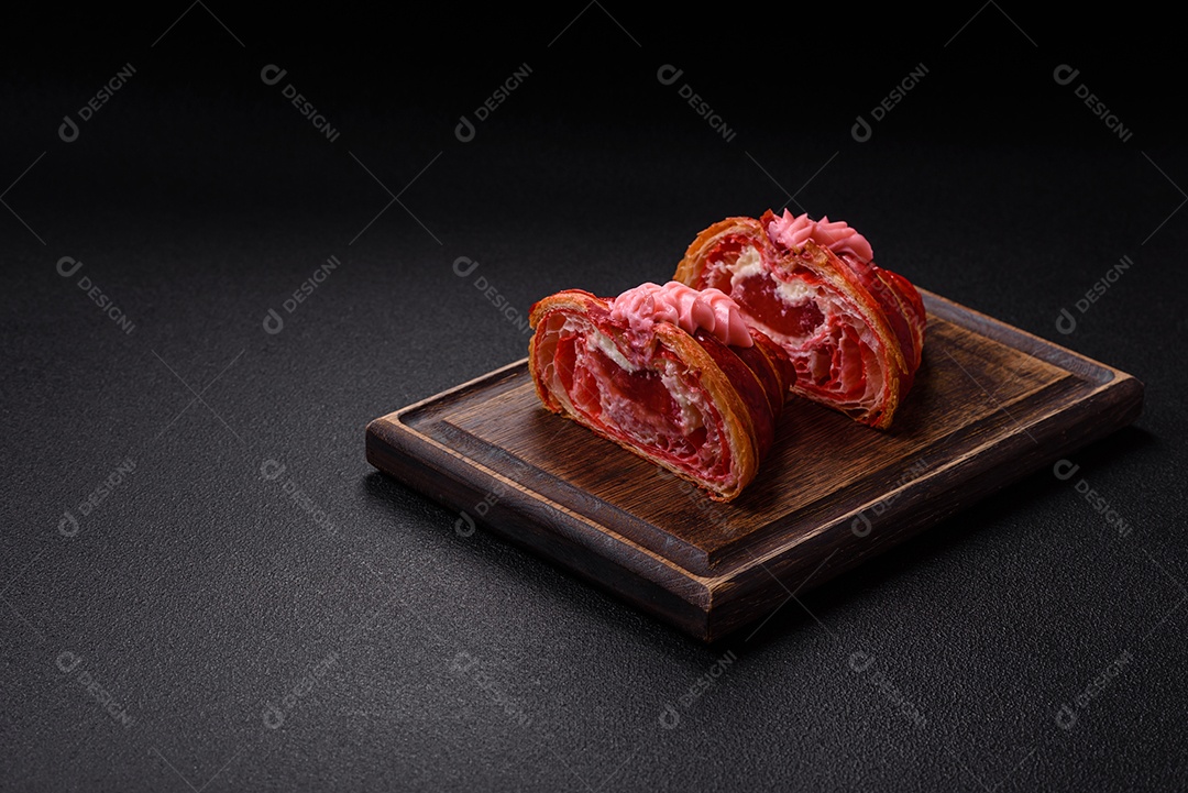 Croissant com morangos frescos