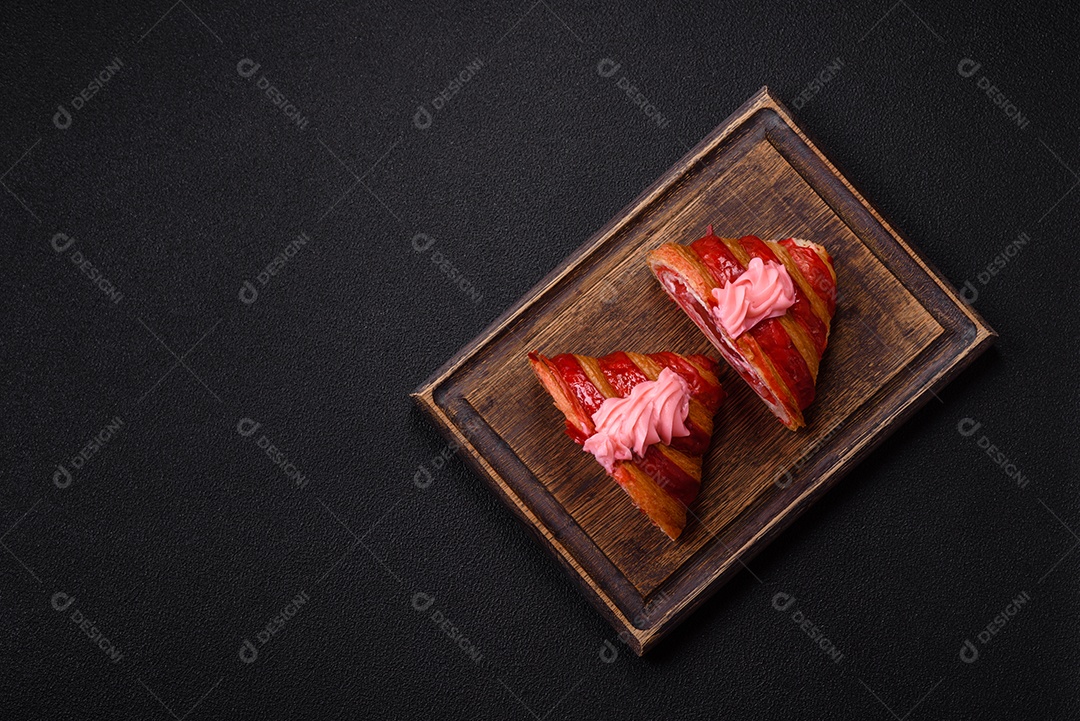 Croissant com morangos frescos