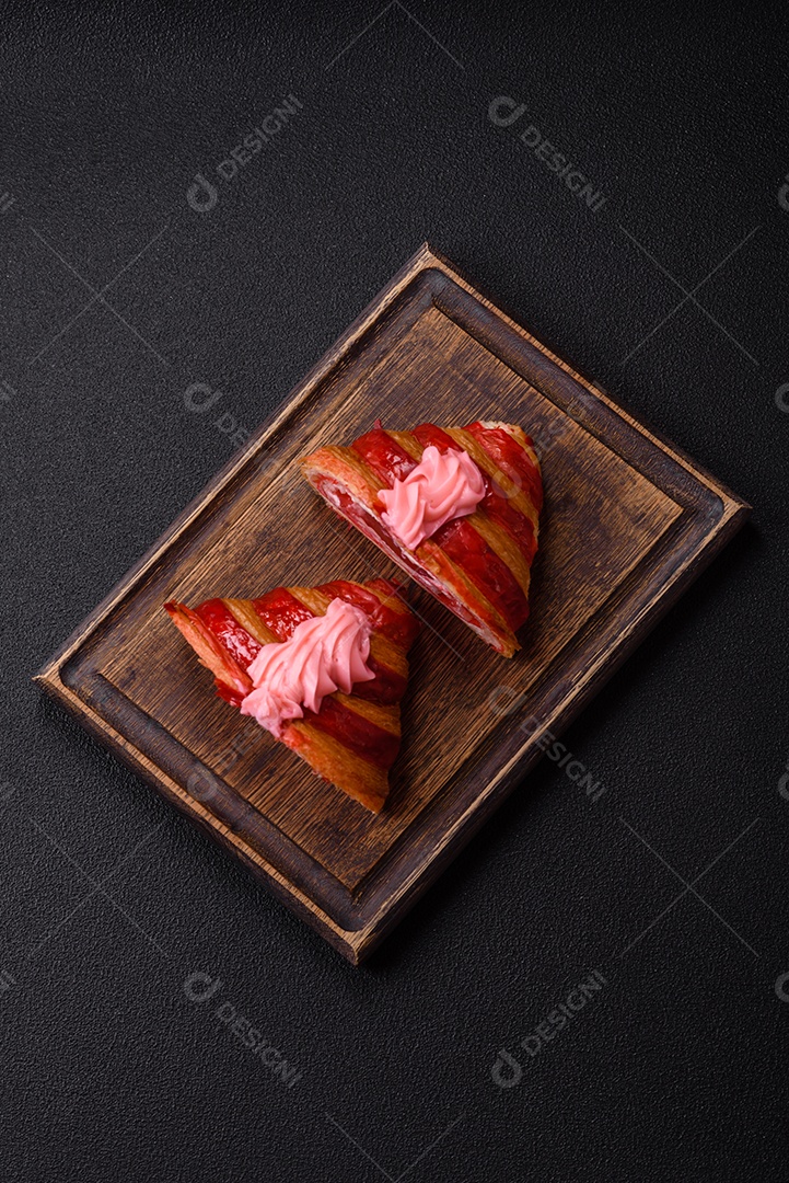 Croissant com morangos frescos