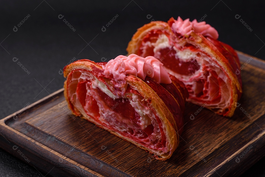 Croissant com morangos frescos