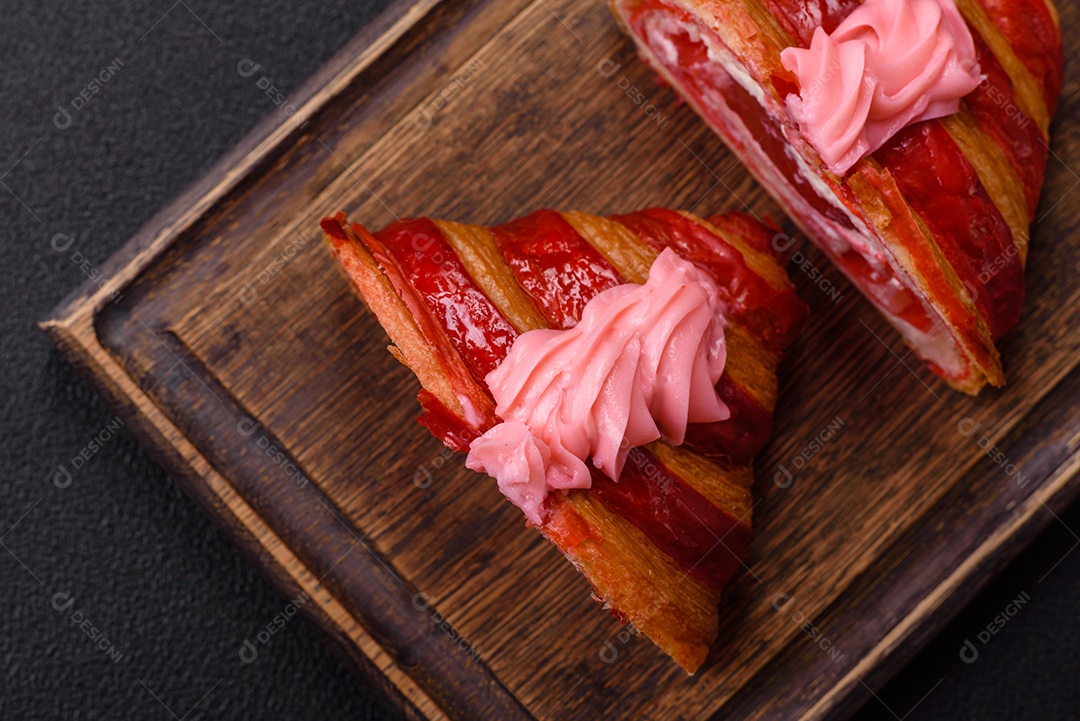 Croissant com morangos frescos