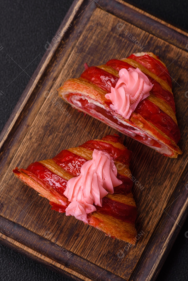 Croissant com morangos frescos