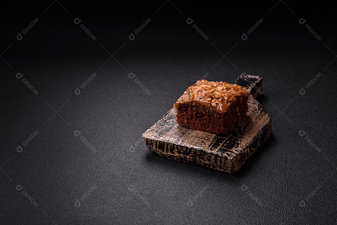 Delicioso brownie em uma mesa de concreto