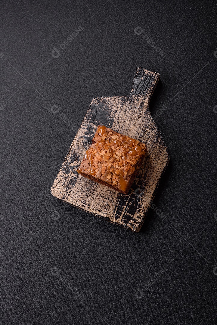 Delicioso brownie em uma mesa de concreto