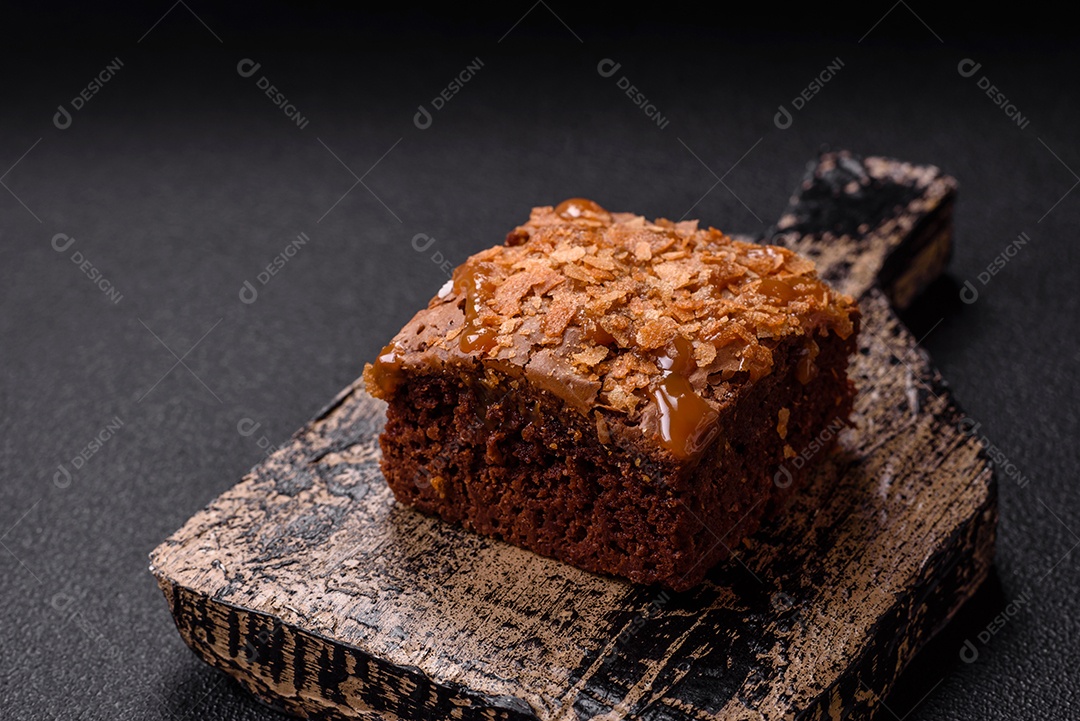 Delicioso brownie em uma mesa de concreto