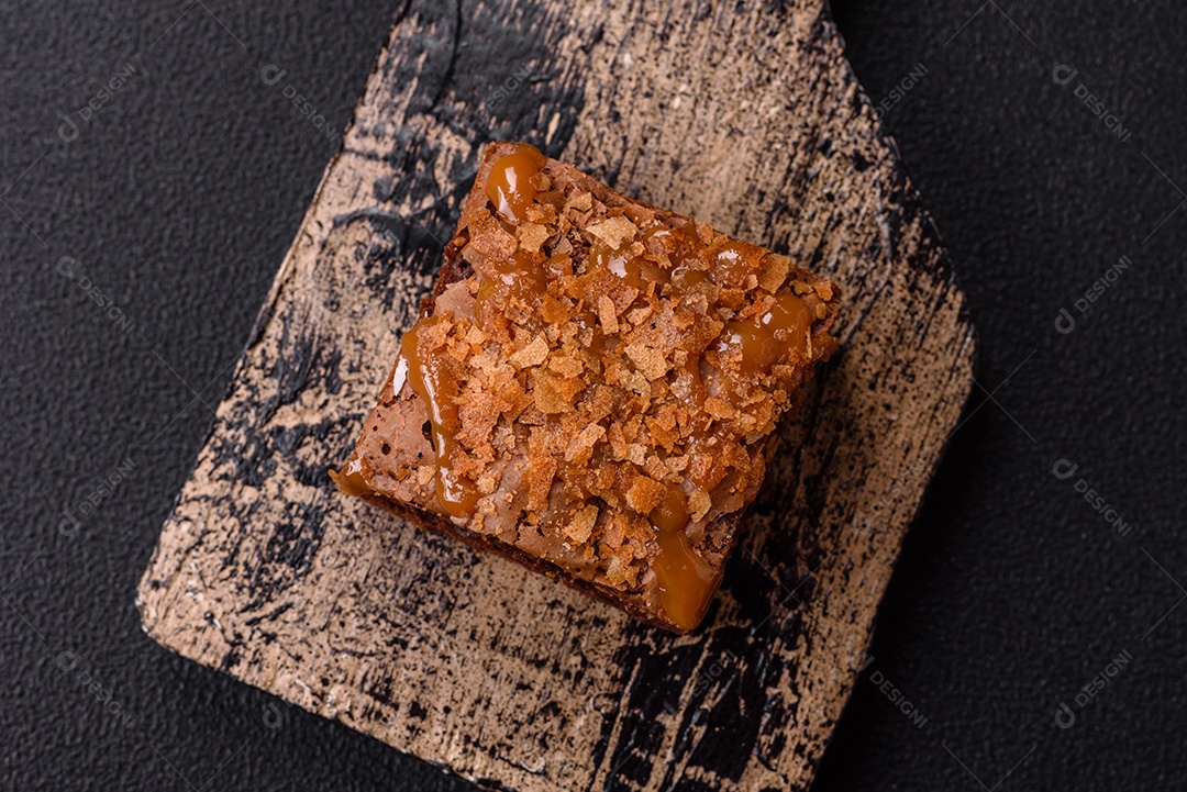 Delicioso brownie em uma mesa de concreto