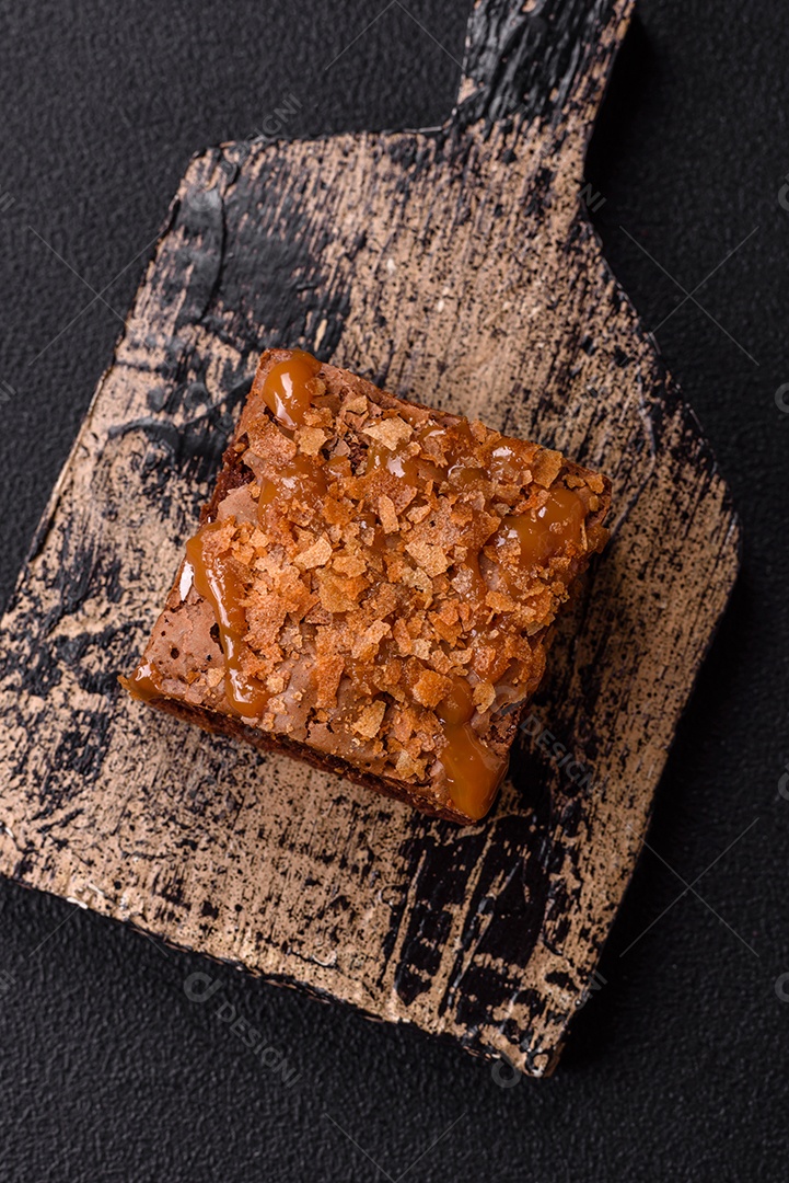 Delicioso brownie em uma mesa de concreto