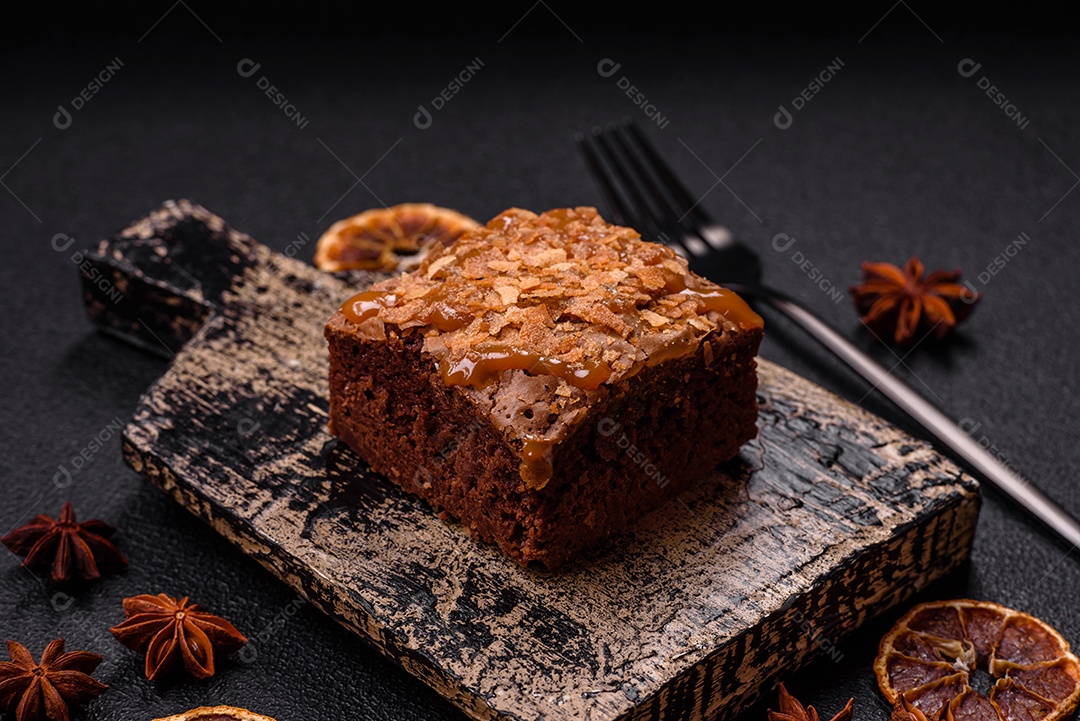 Delicioso brownie em uma mesa de concreto