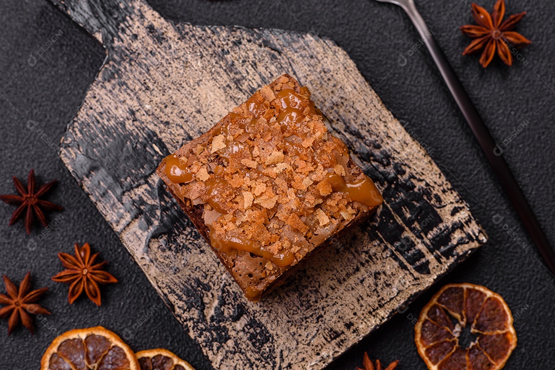 Delicioso brownie em uma mesa de concreto