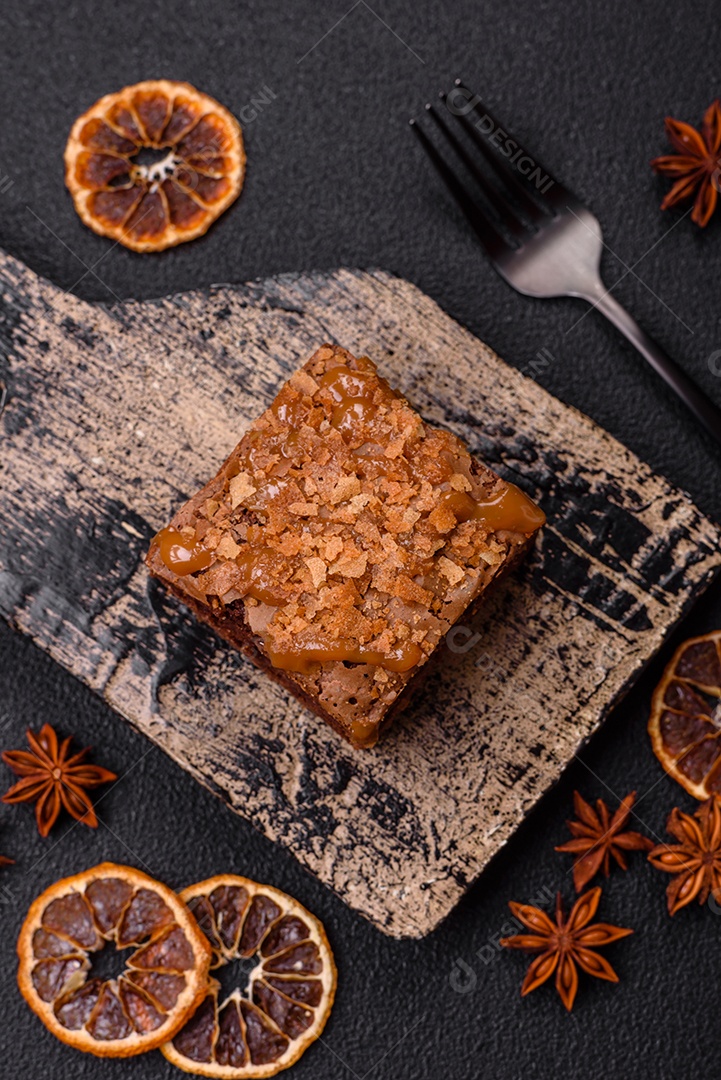 Delicioso brownie em uma mesa de concreto