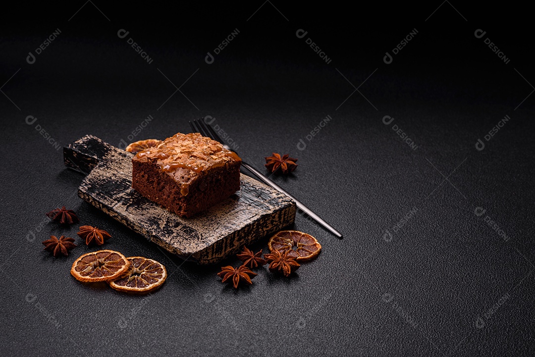 Delicioso brownie em uma mesa de concreto