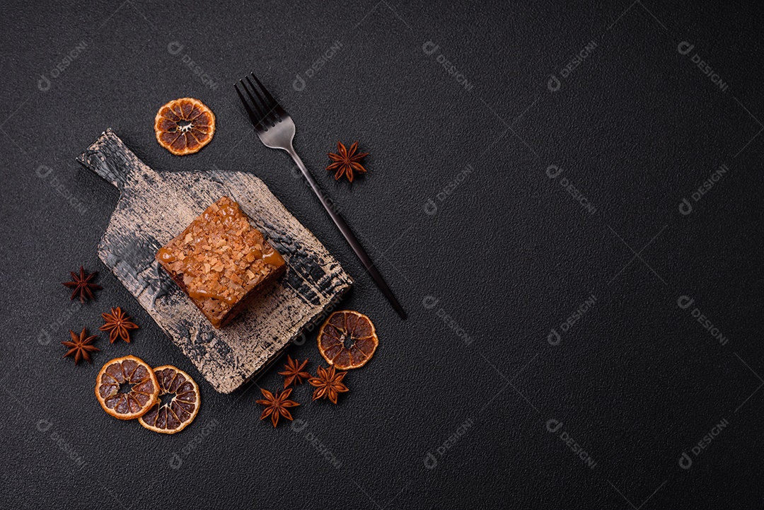 Delicioso brownie em uma mesa de concreto
