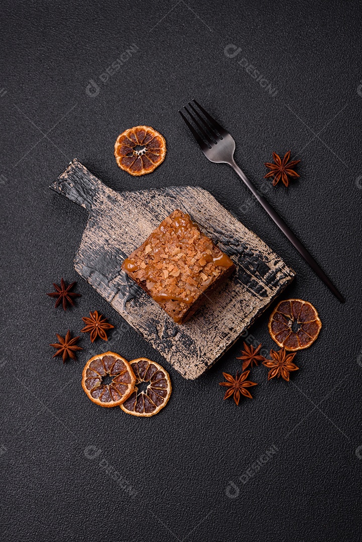 Delicioso brownie em uma mesa de concreto