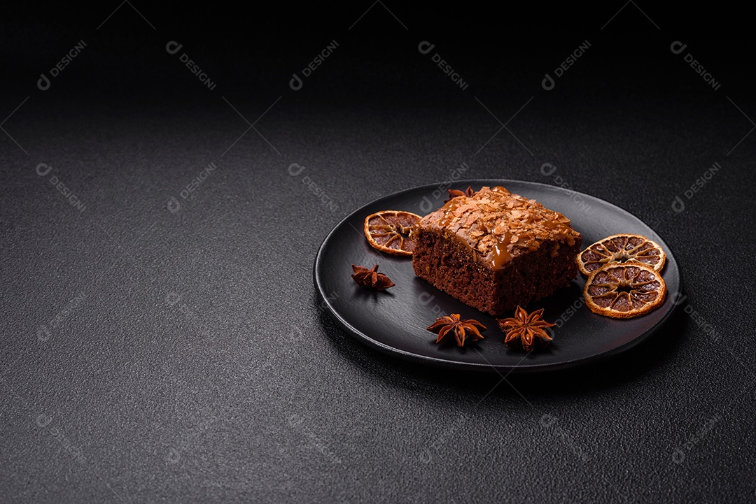 Delicioso brownie em uma mesa de concreto