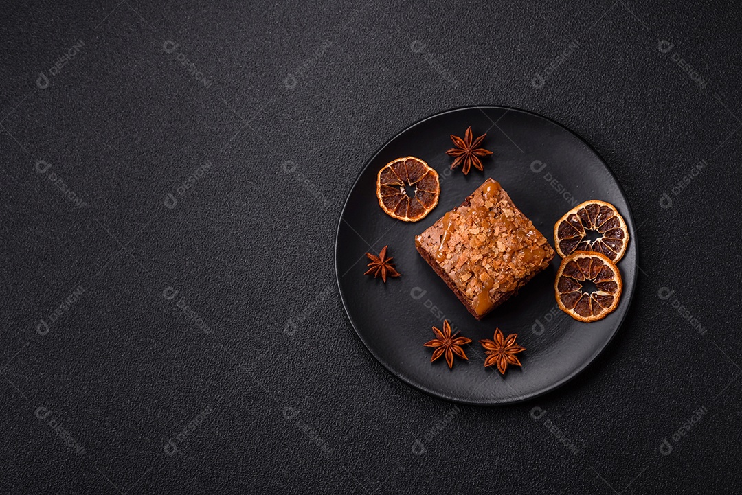 Delicioso brownie em uma mesa de concreto
