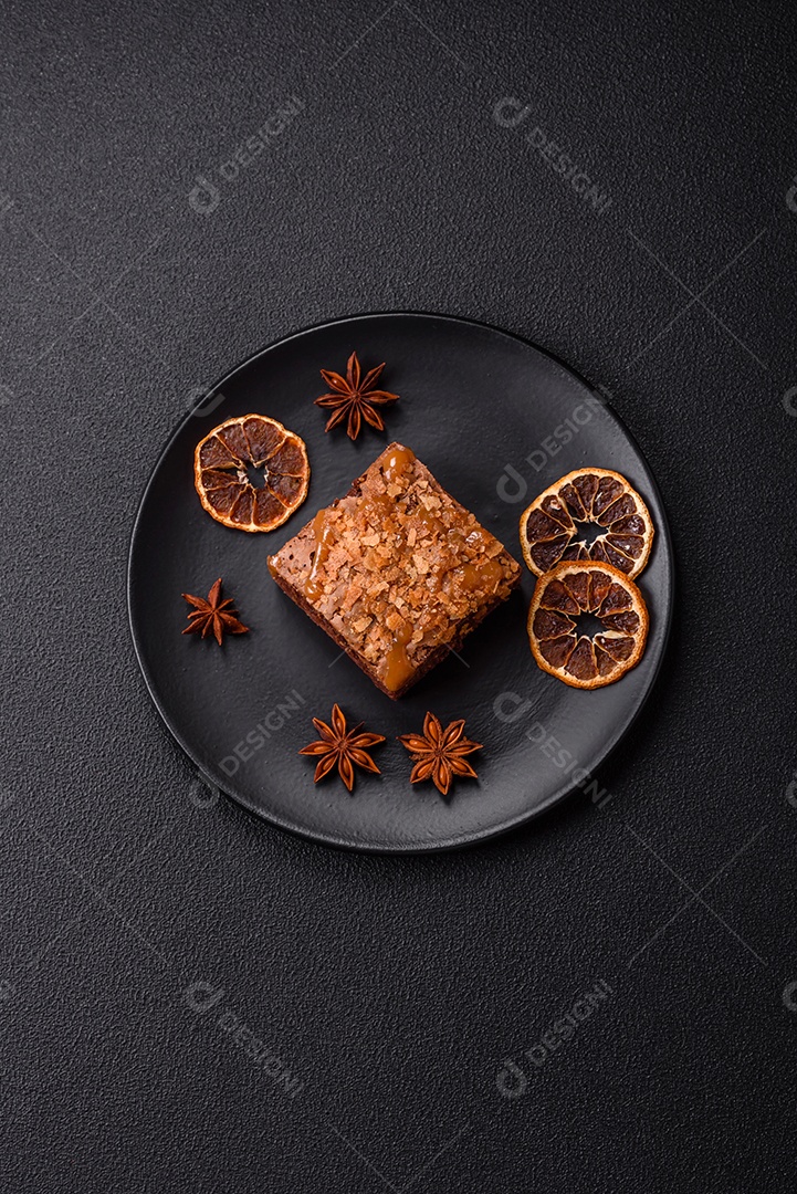 Delicioso brownie em uma mesa de concreto