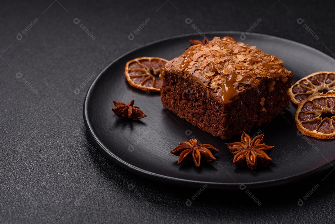 Delicioso brownie em uma mesa de concreto