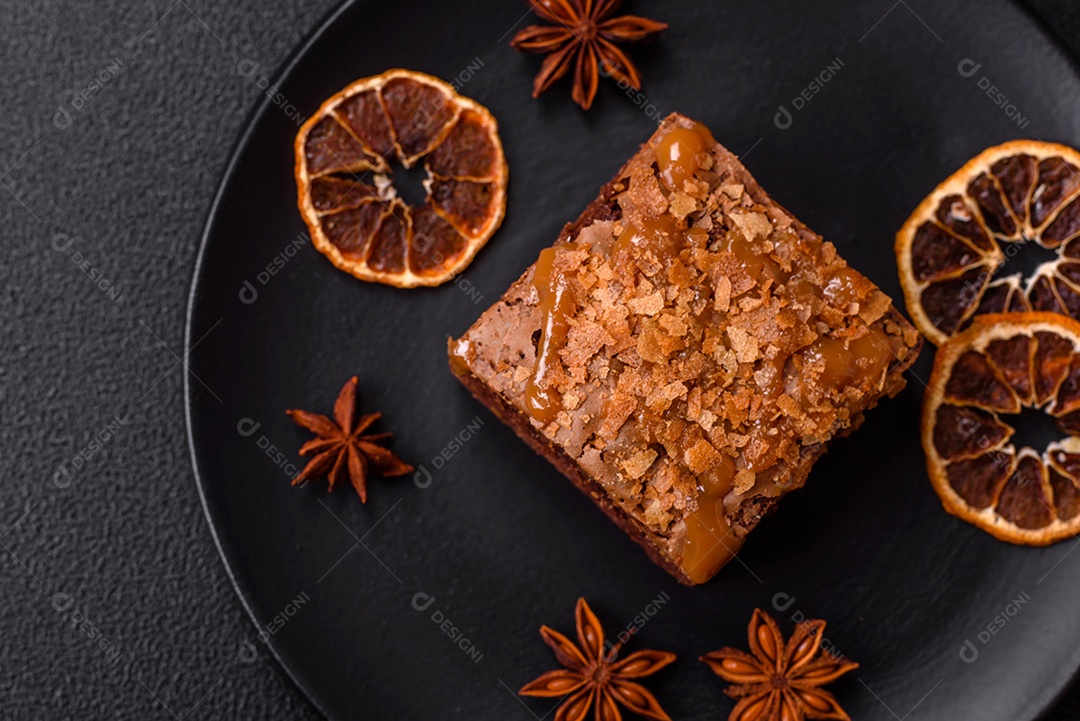 Delicioso brownie em uma mesa de concreto