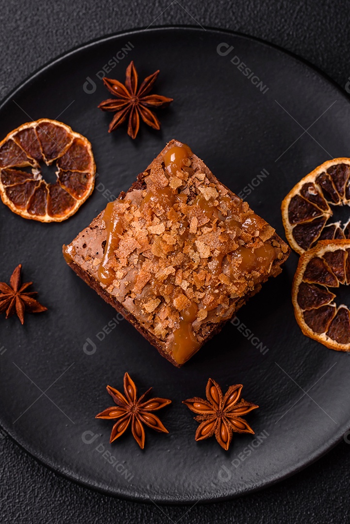Delicioso brownie em uma mesa de concreto