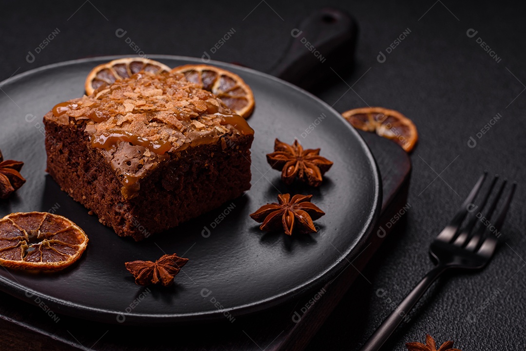 Delicioso brownie em uma mesa de concreto