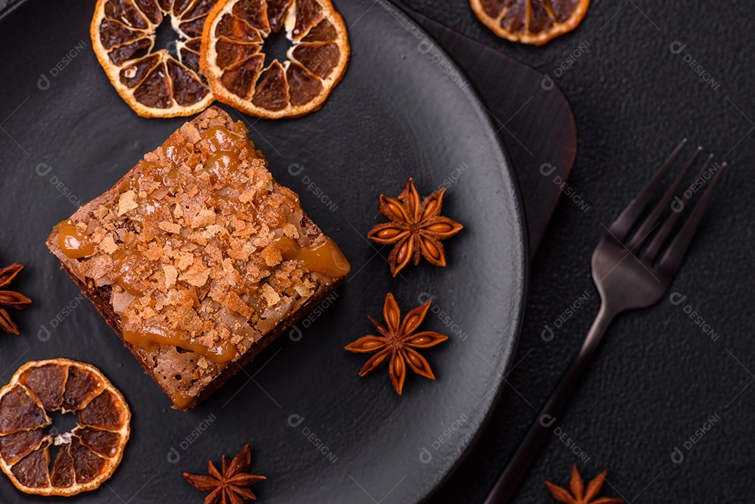 Delicioso brownie em uma mesa de concreto