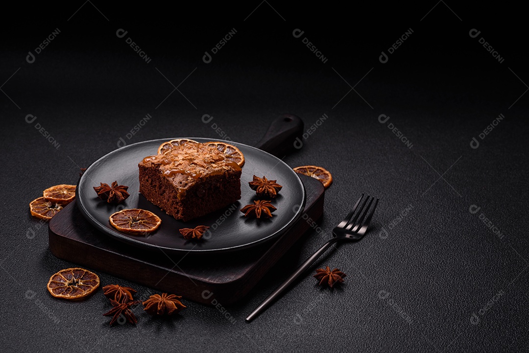 Delicioso brownie em uma mesa de concreto