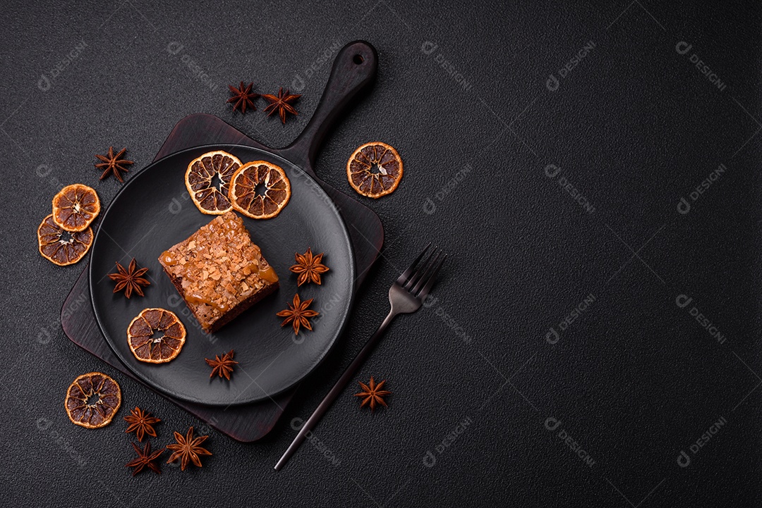 Delicioso brownie em uma mesa de concreto