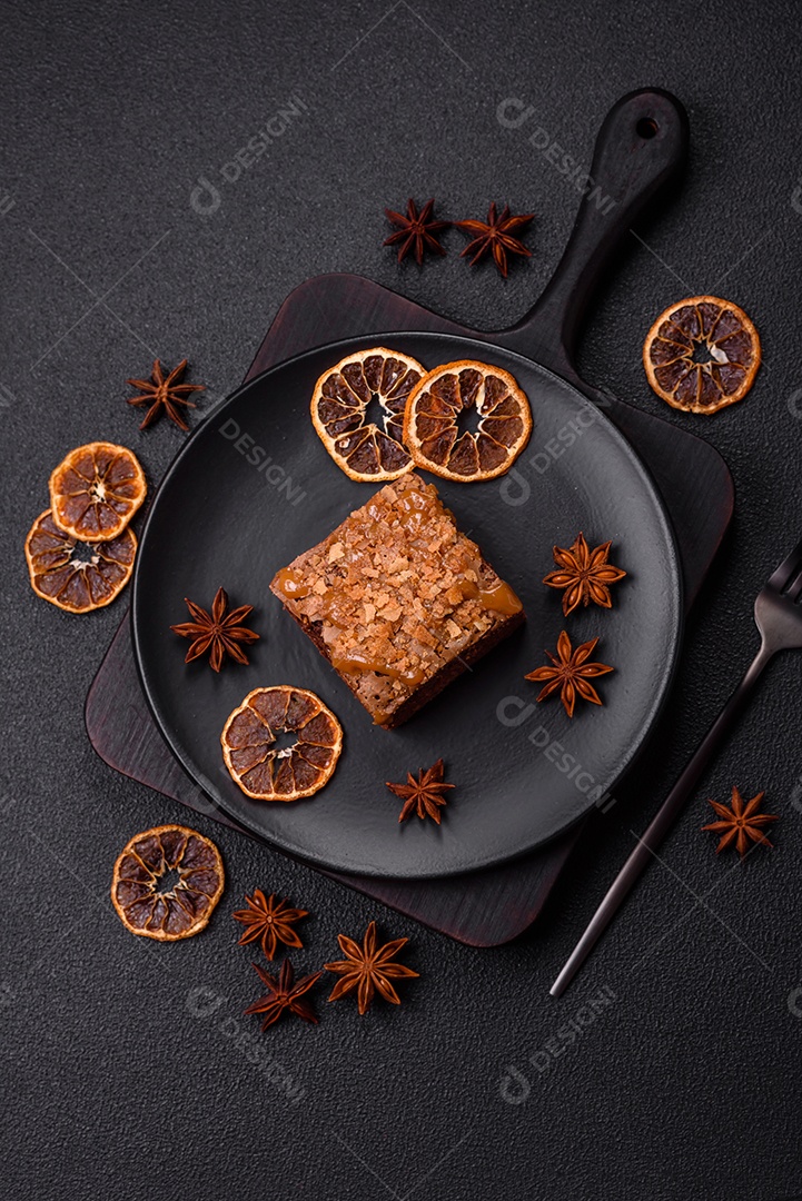 Fatias de presunto em pão em uma mesa concreto