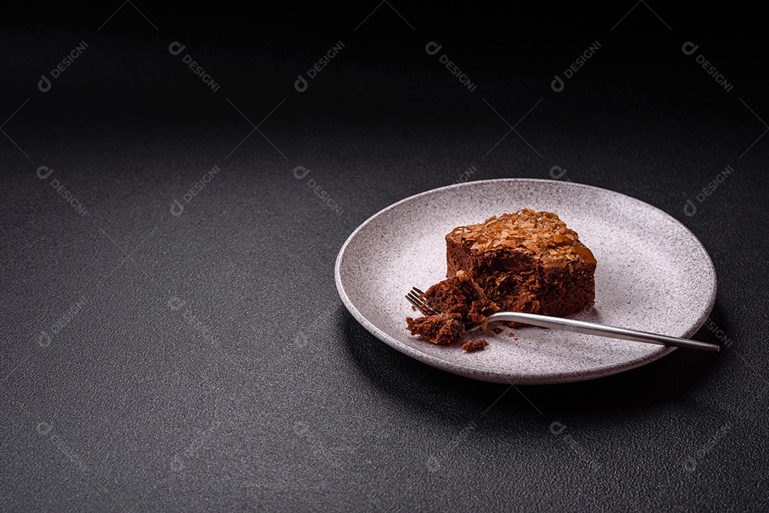 Delicioso brownie em uma mesa de concreto