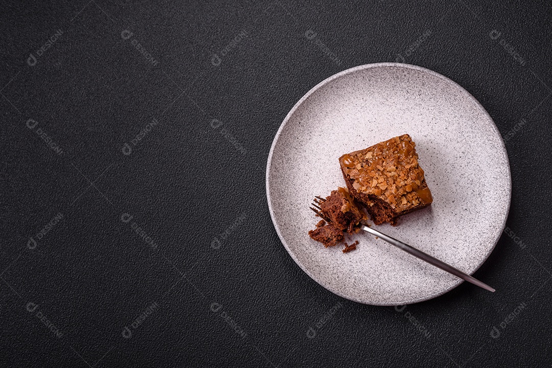 Delicioso brownie em uma mesa de concreto