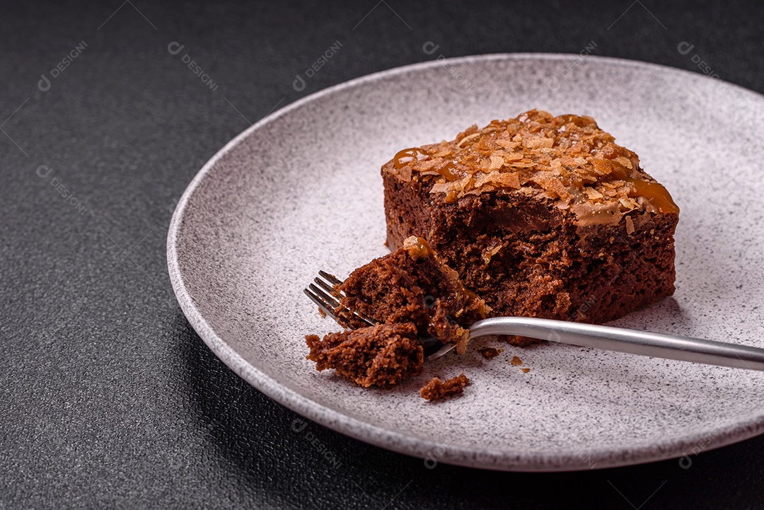Delicioso brownie em uma mesa de concreto